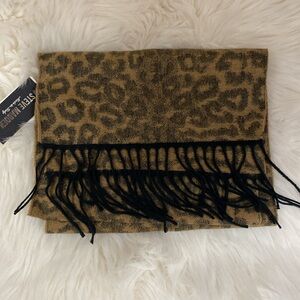 NWT Steve Madden Mid-Weight Leopard Print Muffler Scarf